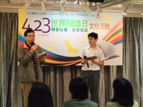 东华三院赛马会利东综合服务中心两位和谐家庭大使分享他们参与出版《寻找鸭脷洲生活的智能》的感受。