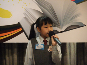 东华三院罗裕积小学4A班黄佳琳同学以普通话说出《小象转学》故事。