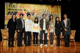 著名编导阮继志先生（右四）、艺人岑洁仪小姐（右三）及张洁莲小姐（右二）到场分享并与剧中演员合照。