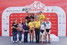 陈婉珍主席（前排左三）与名人明星组得奖健儿合照。