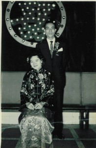 叶太太穿著裙褂与丈夫结婚合照。