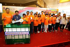 东华三院现届主席施荣恒先生（左一）及2015/16年度主席何超蕸小姐（左三）连同食物及卫生局局长高永文BBS太平绅士（左二）及其它董事局成员于《迈向145周年启动礼》后合照。