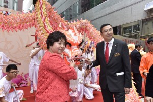 东华三院第一副主席何超蕸小姐(左)以及施荣恒主席（右）主持点睛仪式，为团拜揭开序幕。