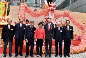 （左起）前任主席黄乾亨博士、孙秉枢博士太平绅士、黎时暖BBS太平绅士、第一副主席何超蕸小姐、主席施荣恒先生、顾问局成员廖烈武博士太平绅士及余啸天BBS太平绅士，在团拜中主持点睛仪式。