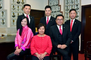 东华三院候任主席何超蕸小姐(前排中)与副主席马陈家欢女士(前排左)、李鋈麟博士(前排右)、王贤志先生(后排中)、陈祖恒先生(后排左)及蔡荣星博士(后排右)合照。