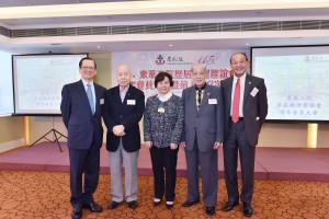 东华三院主席何超蕸小姐(右三)与历届主席及总理合照。