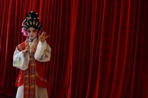 东华三院属下学校学生在记者招待会上的精彩粤剧表演。