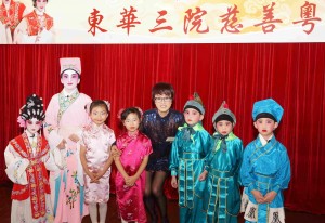 鸣芝声剧团台柱盖鸣晖小姐(右四)跟表演的学生合照。
