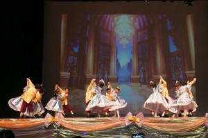 东华三院吕冯凤纪念幼稚园学生于校庆典礼上表演，庆祝该校三十周年校庆。