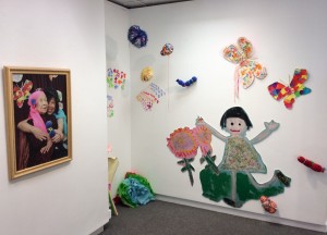 东华三院i-dArt爱不同艺术老爹妈系列:《下一站…银光闪闪》艺闯生死展的相片，展出不同表达对生、老、病、死看法的艺术作品。