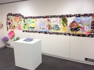 东华三院i-dArt爱不同艺术老爹妈系列:《下一站…银光闪闪》艺闯生死展的相片，展出不同表达对生、老、病、死看法的艺术作品。