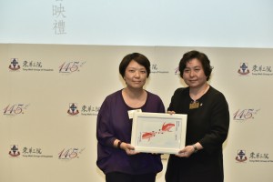 东华三院主席何超蕸小姐向社会福利署助理署长(安老服务)李婉华女士(左)致送纪念品。