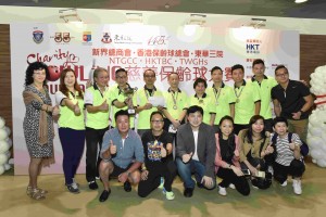 东华三院主席何超蕸小姐(后排右五)颁奖予队际杯冠军的得奖队伍。