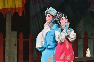 「鸣芝声剧团」之演出非常精彩。