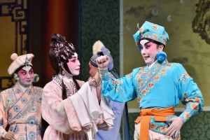 「鸣芝声剧团」之演出非常精彩。