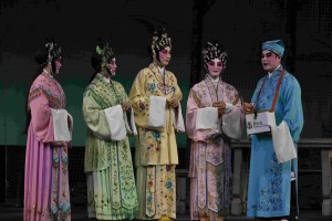 东华三院董事局成员及苏祐安执行总监为慈善首次踏台板，获全场观众报以热烈掌声。