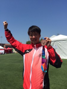 东华三院徐展堂学校中五学生区俊华（轻度组），他于「2015特殊奥林匹克夏季世界比赛」田径项目中，勇夺1银2铜。