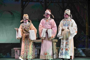 东华三院董事局成员及苏祐安执行总监为慈善首次踏台板，获全场观众报以热烈掌声。