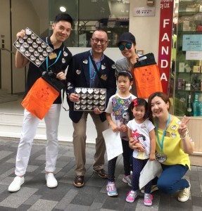 图三为东华三院主席何超蕸小姐(右一)走访各个地点，为志愿者学生打气。