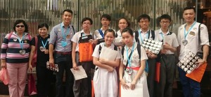图三为东华三院主席何超蕸小姐(右一)走访各个地点，为志愿者学生打气。