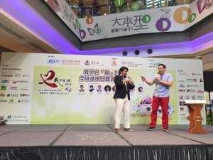 星级护眼大使何基佑先生(右)联同魔术师阿三，表演魔术。
