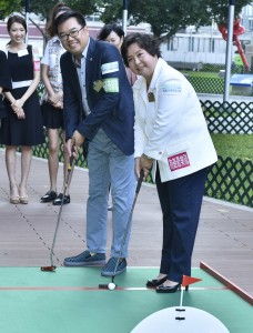 图二为「为善最乐队」和「共襄善举队」的两队队长东华三院主席何超蕸小姐（右）与筹委会主席暨东华三院第二副主席李鋈麟博士太平绅士（左）主持开球礼。