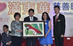 图二为食物及衞生局局长高永文医生BBS太平绅士（左二）在东华三院主席何超蕸小姐（左一）及筹委会主席暨东华三院第三副主席王贤志先生（右一）陪同下，致送纪念品予冠名赞助人LGT私人银行代表董事总经理杨珊珊女士（右二）。