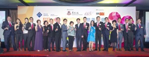 图三为一众嘉宾于「爱心满东华慈善晚会」上祝酒。