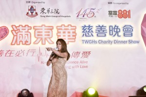 图五、图六、图七为「爱心之星」黄耀明先生，与「爱心大使」李乐诗小姐和李蕙敏小姐于晚会上献唱，以歌传爱，呼吁嘉宾踊跃支持计划。   
