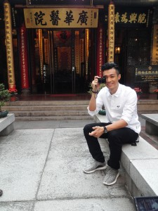 「万大善事有东华」第六集的善事大使周柏豪到访东华三院文物馆，介绍历史文化保育。
