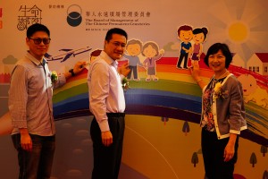 东华三院社会服务科主任(安老服务)梁碧琼女士(右)、华人永远坟场管理委员会助理经理陈华先生(左) 及观塘民政事务处联系主任主管陈耀铭先生担任「福满人生嘉年华」启动礼的主礼嘉宾，一同贴上代表「福乐」的公仔，寓意不同年龄及阶层的社区人士打破对死亡的忌讳，积极参与生死教育活动。