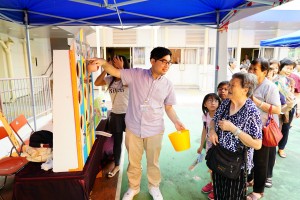 「福满人生嘉年华」还设有生死教育资讯和「度身订造」寿衣展览，场内更有老少咸宜的游戏及拍照摊位。