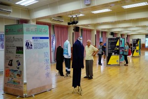 「福满人生嘉年华」还设有生死教育资讯和「度身订造」寿衣展览，场内更有老少咸宜的游戏及拍照摊位。