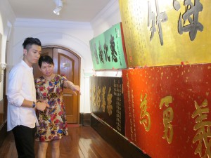东华三院档案及历史文化总主任史秀英女士(右)与善事大使周柏豪游历文物馆。史女士向柏豪简介不同的匾额，分享东华三院的历史。