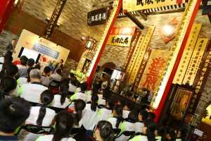 图四为东华三院何超蕸主席安排东华三院属下18所中学共54名学生分别前赴洛杉矶及开平进行参观考察，从中了解东华三院为海内外华人提供的支援服务，培养关爱和行善精神。