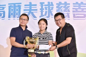 图三为筹委会主席暨东华三院第二副主席李鋈麟先生(右一)颁发女子组「个人总杆奖」次日比赛冠军予胡雅媛小妹妹，她以杆数79杆勇夺奖项。