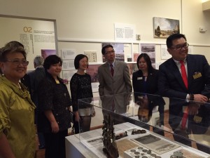 图三为东华三院何超蕸主席(左二)、香港驻三藩市经济贸易办事处处长周舜宜女士(左三)、加州众议院周本立议员(右三)、华美博物馆之友会董事长阮桂铭博士(左一)、东华三院第二副主席李鋈麟博士(右一)一同参观展览。