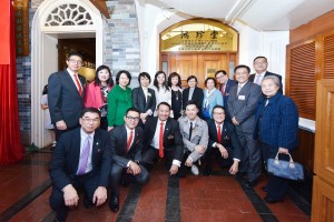 许晓晖副局长、东华三院董事局成员及嘉宾于「东华三院鸿珍堂」前合照留念。