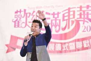 郑世豪先生于活动开展晚宴上献唱金曲。