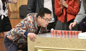 图八为东华三院第二副主席李鋈麟博士太平绅士参与「李吹我食家煎蛋」项目，落力为「欢乐满东华」筹款。