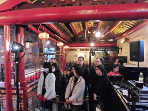 祭典当日，观礼善信排队领取于祭礼开光后的福物及祭品。