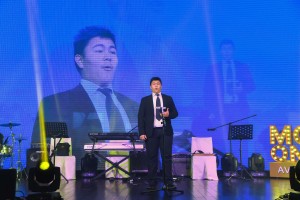 图八为东华三院马振玉纪念中学马振玉纪念中学魏仲同学于晚会上作歌剧演唱。