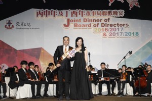 图二：东华三院丙申年主席马陈家欢女士（右一）及东华三院丁酉年主席李鋈麟博士太平绅士（左一）在晚宴上进行交接仪式。