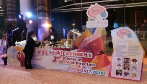 图六、图七：东华三院社会企业的摊位展现不同能力人士的工作成果，传递「共融关爱」的讯息。