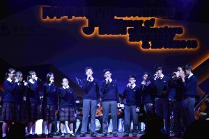 图五：东华三院属校学生的音乐表演，为晚宴加添活力动感。