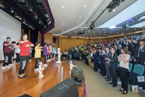 一众嘉宾观看智能机械人教学示例。