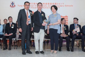 图二：在东华三院主席兼名誉校监李鋈麟博士太平绅士(左)陪同下，学务委员会主任委员文颖怡副主席 (右) 致送纪念品予香港教育大学文化与创意艺术学系副教授谭祥安博士 (中)。