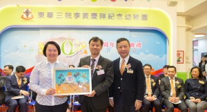 图二：东华三院副主席兼学务委员会主任委员文颖怡小姐（左）致送纪念品予教育局屯门区总学校发展主任郑国仁先生（中），并由东华三院副主席蔡荣星（右）陪同。