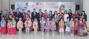 东华三院主席兼校监李鋈麟博士太平绅士（后排左七）、董事局成员、一众嘉宾及幼稚园的学生代表于开展礼上合照。