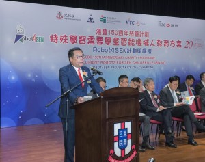 东华三院主席兼名誉校监李鋈麟博士太平绅士于开展礼中致辞。
